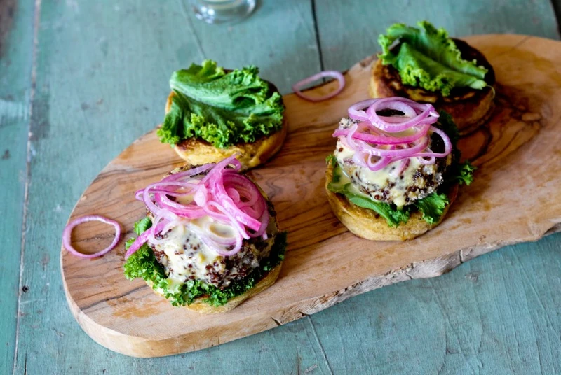 BURGERY Z QUINOI Z MARYNOWANĄ CEBULĄ