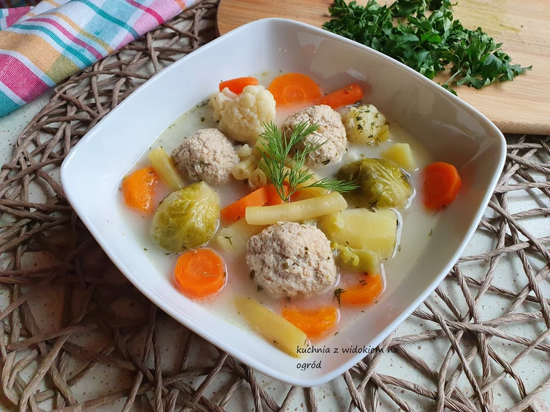 Zupa jarzynowa z klopsikami
