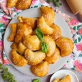 Pieczone pierogi z drobiowym farszem