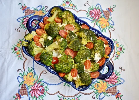 Zdrowa zapiekanka brokułowa z mięsem z indyka