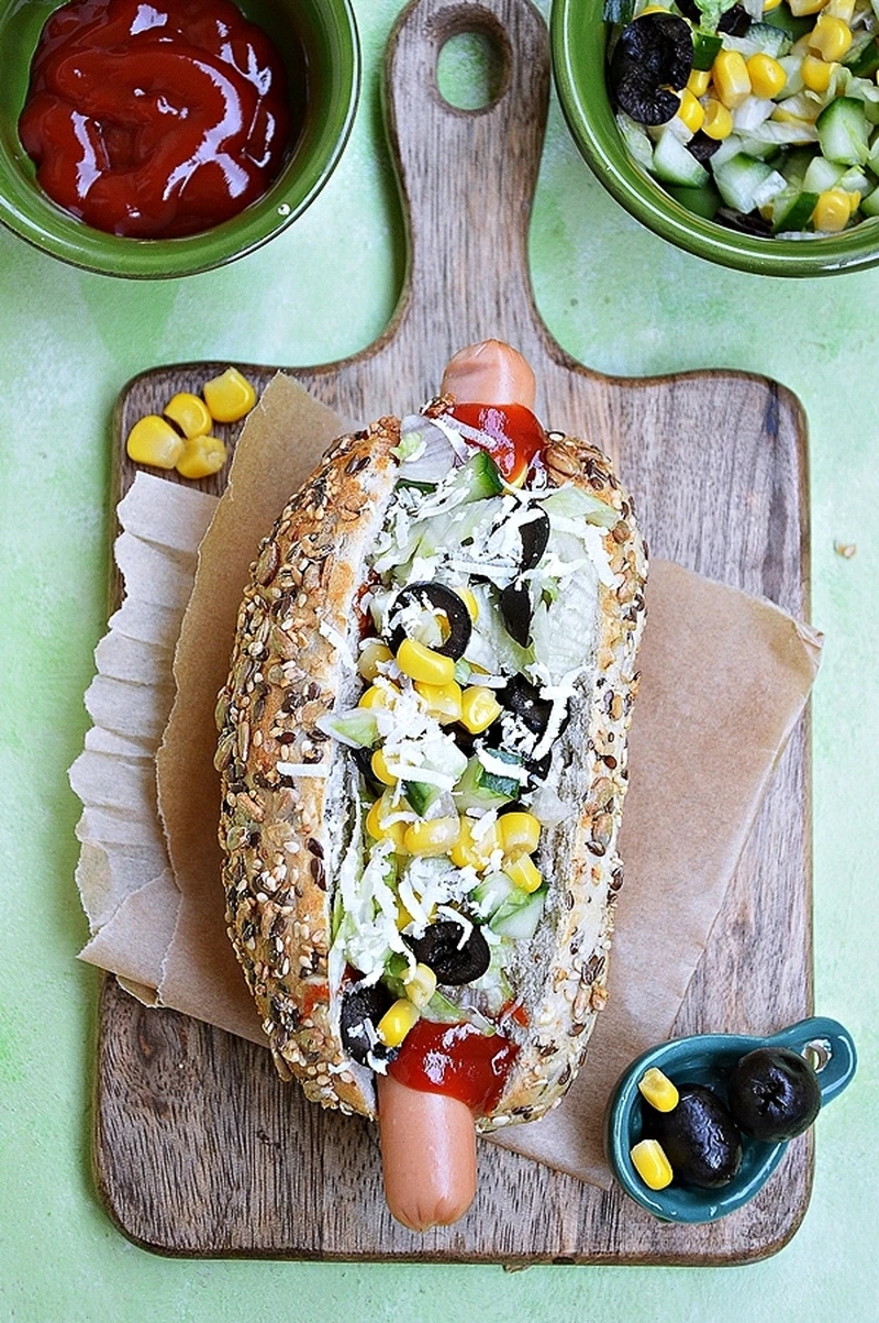 Hot dog z sałatką