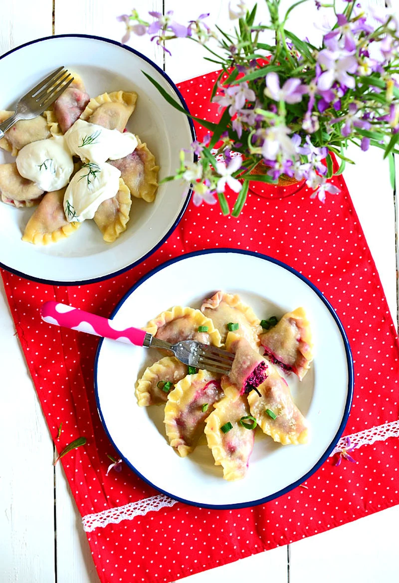 Pierogi z botwinką i wędzonym twarogiem