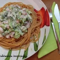 Makaron razowy z sosem serowo-brokułowym i szynką