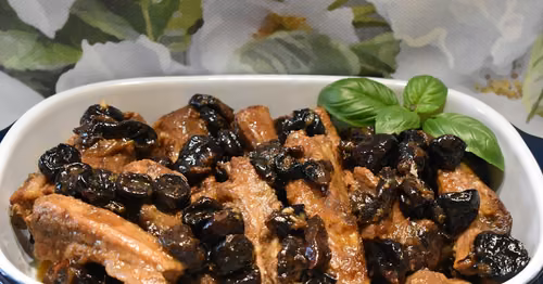Żeberka pieczone ze śliwką