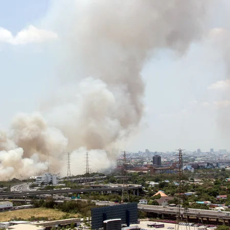 Pożar w zakładach metalurgicznych! Nad miastem zawisł toksyczny dym!