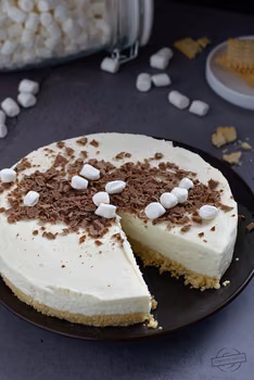 Sernik z piankami marshmallow bez pieczenia