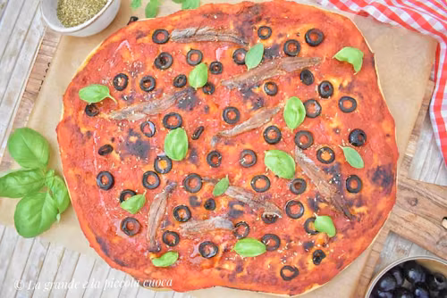 Focaccia z oliwkami, sosem pomidorowym i anchois