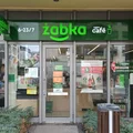Żabka zaskoczyła nową, nietypową usługą! Klienci mogą zabrać do sklepu za długie spodnie i zepsuty zamek
