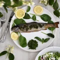wykwintny pstrąg z pesto z bazylii, mięty i szpinaku