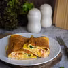 Rolowany omlet z łososiem, serem i szczypiorkiem