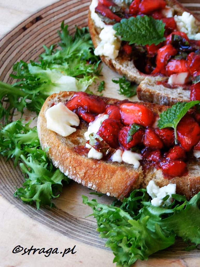Bruschetta. Grzanki z truskawkami, serem i balsamico