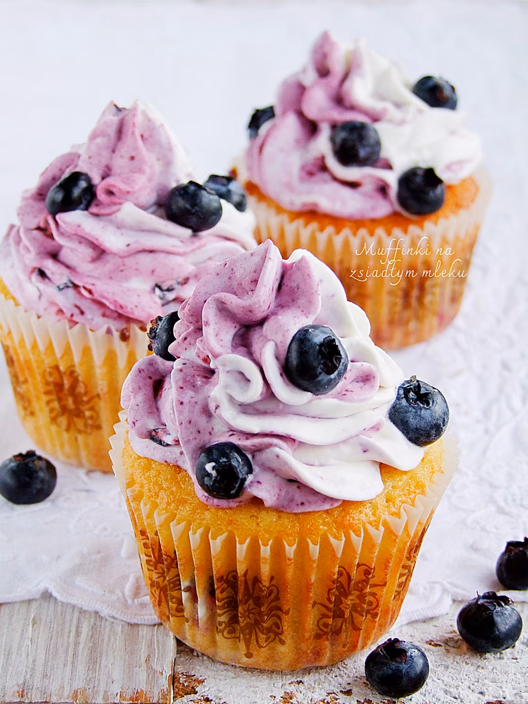 muffinki na zsiadłym mleku z borówkami...