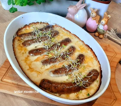 Biała kiełbasa pieczona w sosie chrzanowym