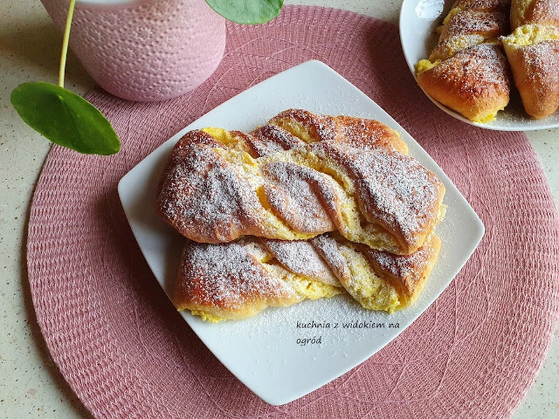 Zakręcone drożdżówki z serem