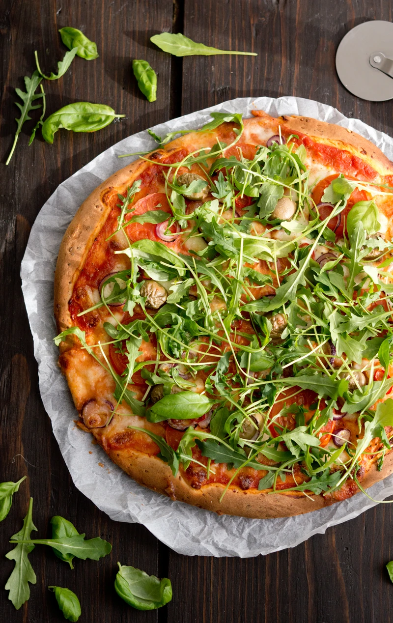 Pizza z mozzarellą, pomidorami i rukolą (bez wyrastania)