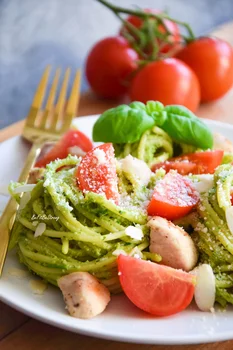 Makaron z indykiem z pesto z awokado i migdałów