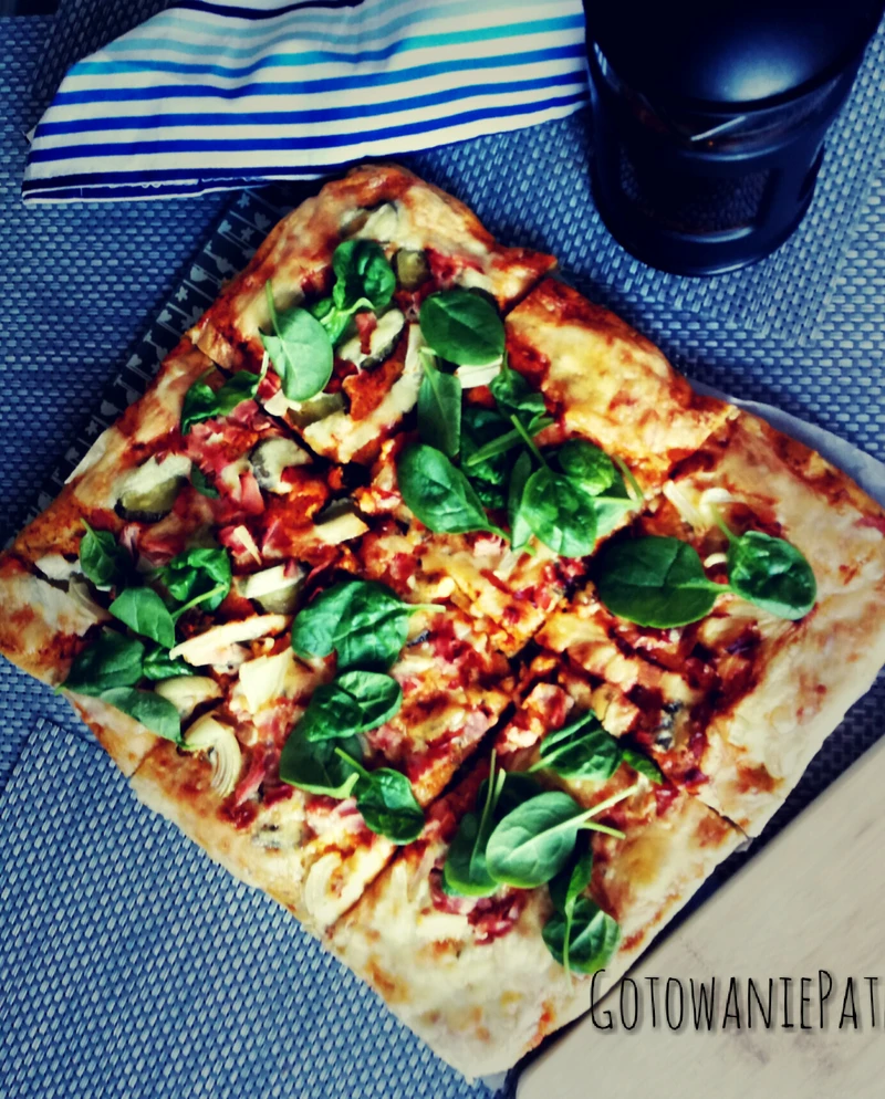 Domowa pizza z domowym sosem pomidorowym