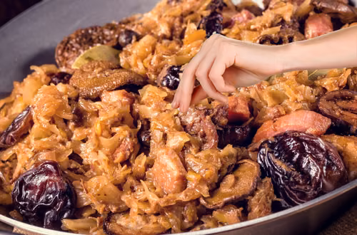 Wsyp to do kapusty i zamieszaj. Bigos nabierze głębokiego smaku jak nigdy wcześniej
