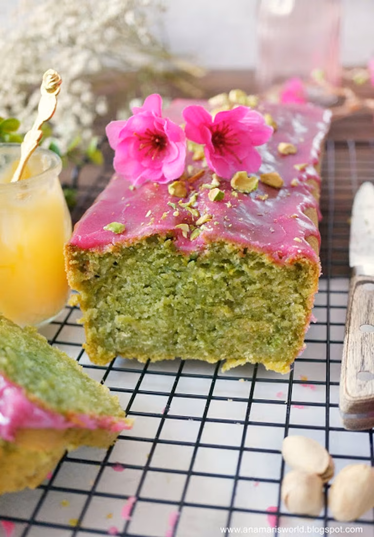 Jogurtowa babka cytrynowo-szpinakowo-pistacjowa