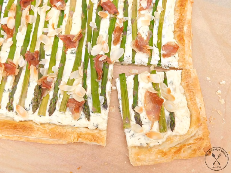 Wytrawna tarta ze szparagami i prosciutto