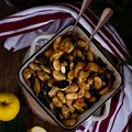 Fasola pieczona z jabłkami, żurawiną i wędzonymi śliwkami