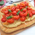 Pizza z hummusem, karmelizowaną cebulką i chutney z pomidorków