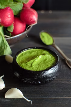 Pesto z liści rzodkiewki – wersja II (także dla wegan)