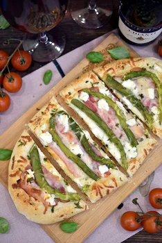 Pizza ze szparagami, boczkiem i fetą