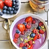 Miseczka smoothie z jagodami i nasionami chia