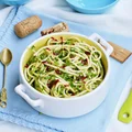 Spaghetti w natce pietruszki z czosnkiem i suszoną papryczką chilli