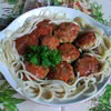 Klopsiki zapiekane podane na spaghetti