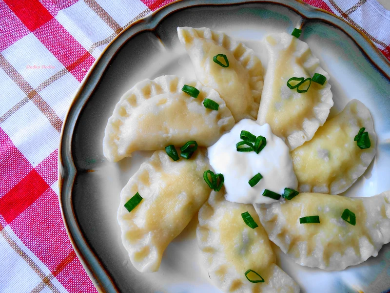 Pierogi z twarogiem i szczypiorkiem.
