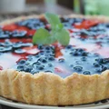 Tarta z budyniowym kremem i owocami