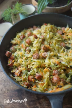 Bigos z młodej kapusty i kiełbasy