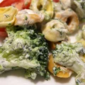 Sałatka z tortellini i brokułami z sosem jogurtowym