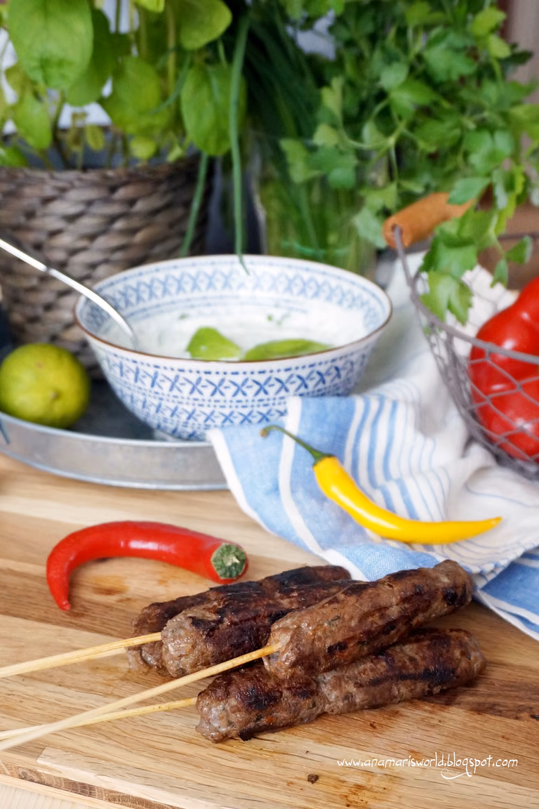 Grillowane mięso mielone na patyku (z sosem jogurtowo miętowym)