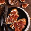 Grzanki z kozim serkiem, szynką parmeńską i figami