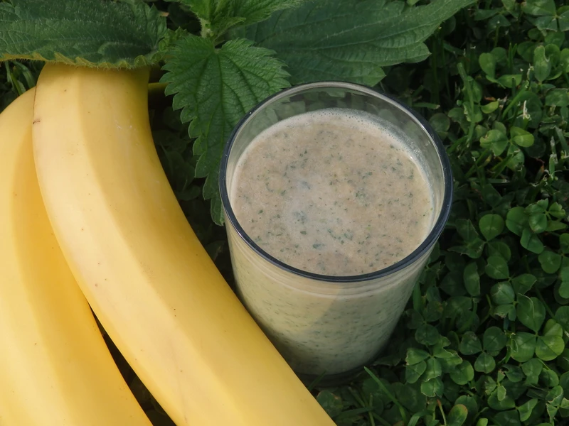Koktajl bananowo-jabłkowy z pokrzywą