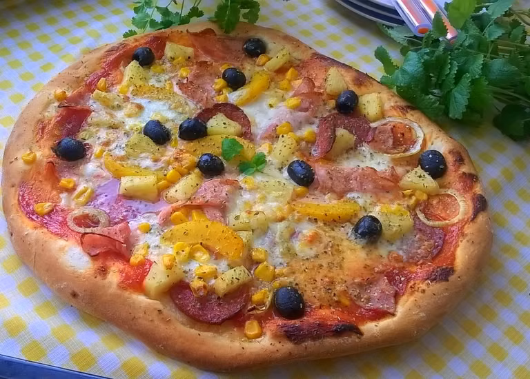 pizza z salami i owocami