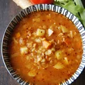 Wegetariańska zupa grochowa z pomidorami