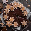 Tarta mocno czekoladowa z karmelem i pierniczkami