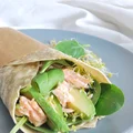 Zdrowa tortilla z łososiem, szpinakiem, awokado i kiełkami