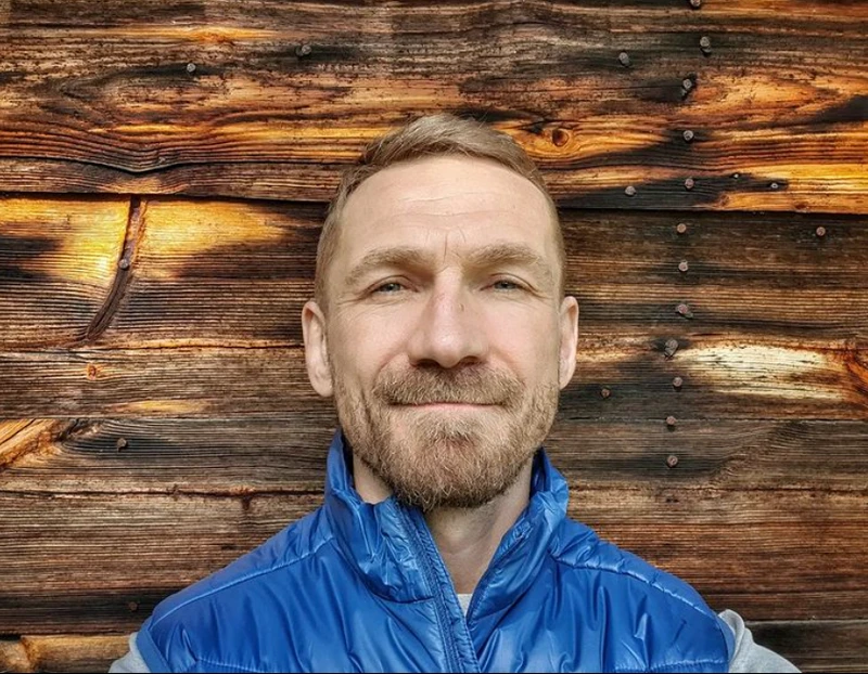 Przemysław Kossakowski zawiesza aktywność medialną. Podał dwa powody.