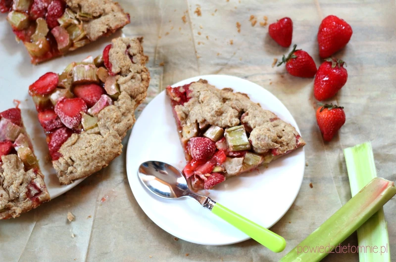Pełnoziarnista tarta z truskawkami i rabarbarem - 245 kcal