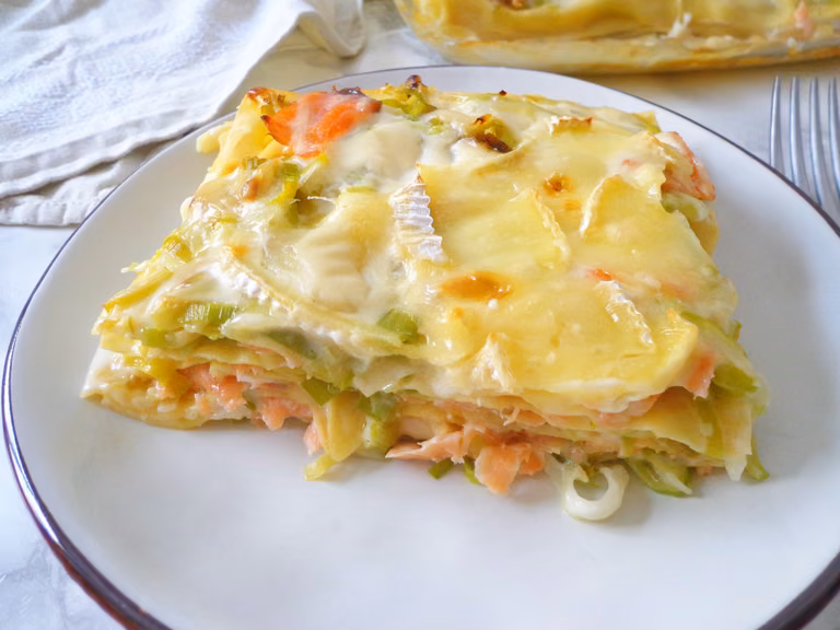 Lasagne z porem, wędzonym łososiem i serem brie