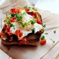 Pieczona papryka z jajkiem sadzonym i grzanką