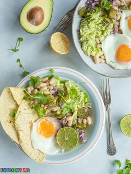 Huevos Motuleños - jajka z guacamole