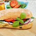 Warstwowa ciabatta z warzywami