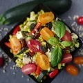 Sałatka z pęczakiem, tofu i warzywami