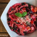 Makaron ryżowy na różowo z botwinką, tofu i papryką w sezamie